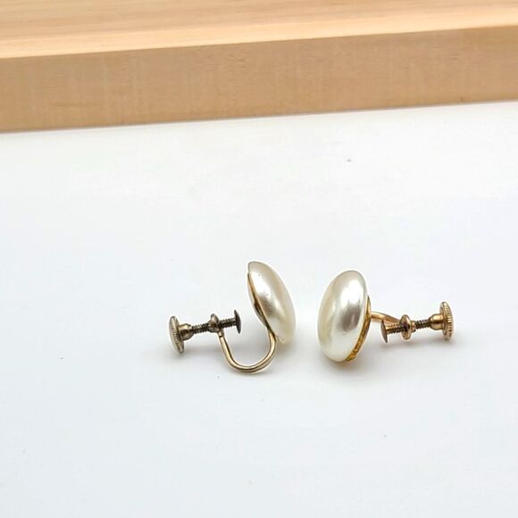 Vintage Faux Pearl screw back earrings - Picture 3 of 3